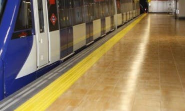 Un vigilante de seguridad, lanzado a las vías del Metro por unos grafiteros