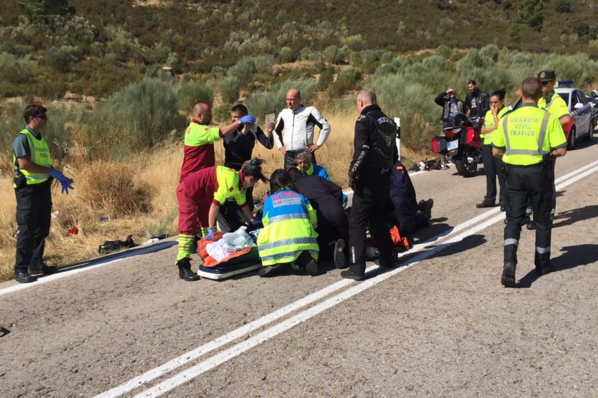 Muy grave un motorista tras salirse de una carretera en Madrid