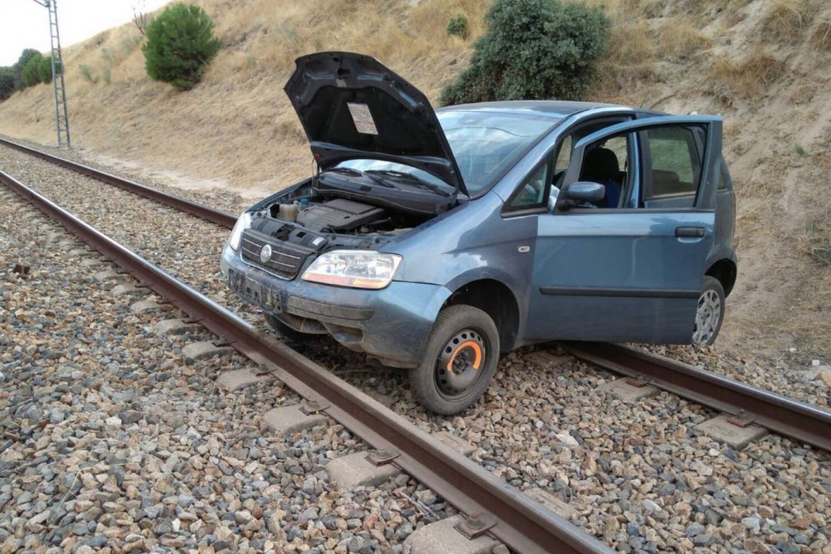 Cae desde 8 metros de altura a las vías de Cercanías