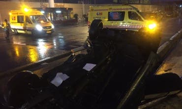 Dos jóvenes heridos tras volcar su coche en el parking de La Dehesa, en Alcalá