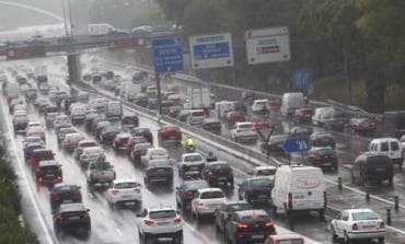 Este lunes sigue lloviendo en Madrid, cae la cota de nieve y hay alerta por viento en la sierra