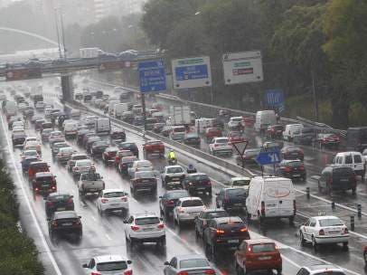 Este lunes sigue lloviendo en Madrid, cae la cota de nieve y hay alerta por viento en la sierra