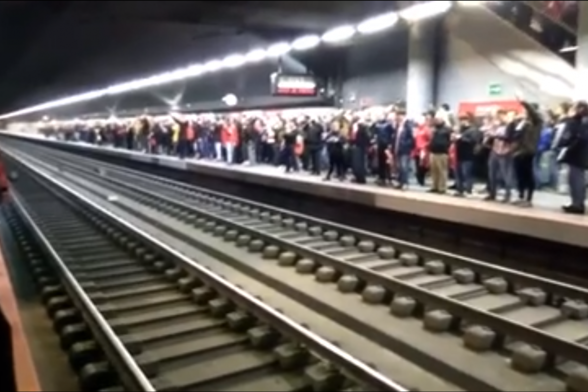 Decenas de hinchas del Atlético cantan el himno en el Metro pese a la derrota
