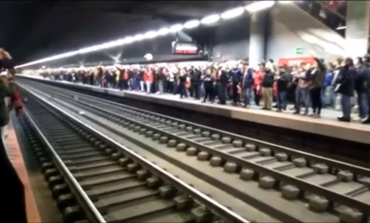 Decenas de hinchas del Atlético cantan el himno en el Metro pese a la derrota