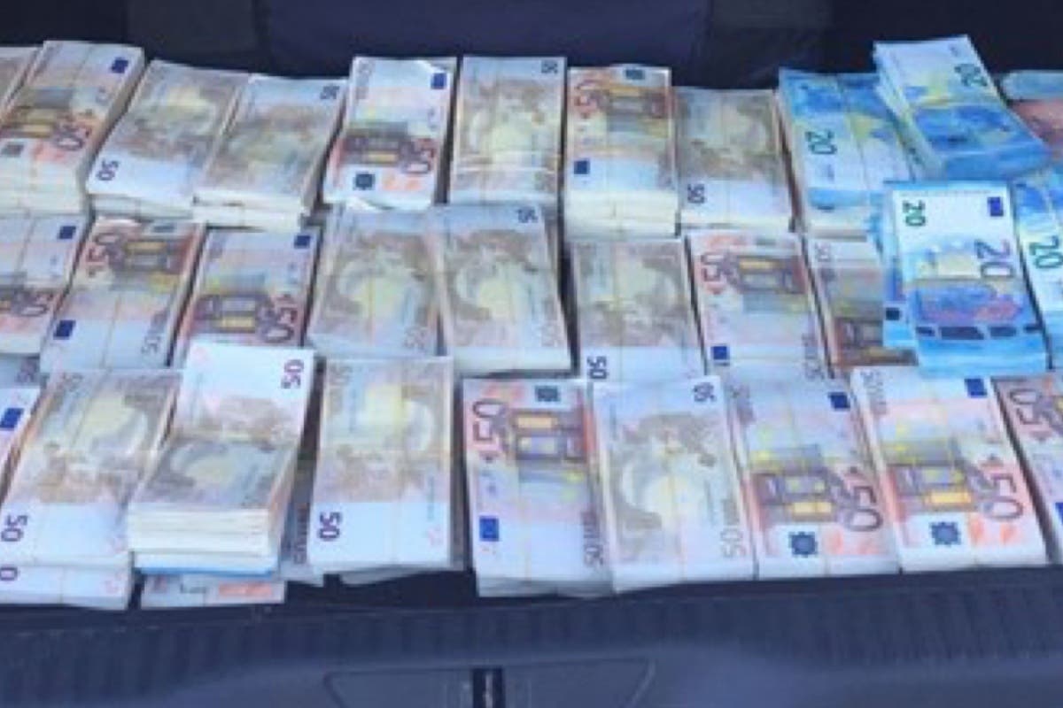 Encuentran decenas de fajos de billetes en el maletero de un coche