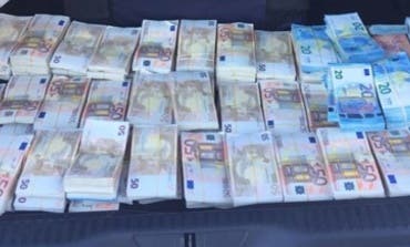 Encuentran decenas de fajos de billetes en el maletero de un coche