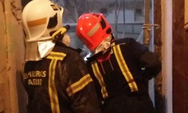 Deja solos a tres niños en un piso, se desata un incendio y acaba detenido