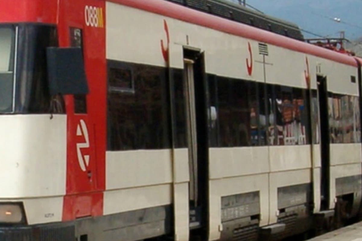 Un policía fuera de servicio rescata a un anciano atrapado entre tren y andén de Cercanías 