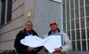 Vecinos de Ciudad del Aire en Alcalá entregan 1.400 firmas a Defensa