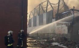 Espectacular incendio en el polígono de Cobo Calleja