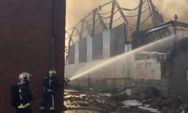 Espectacular incendio en el polígono de Cobo Calleja