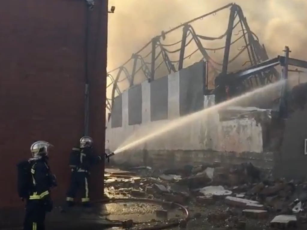 Espectacular incendio en el polígono de Cobo Calleja