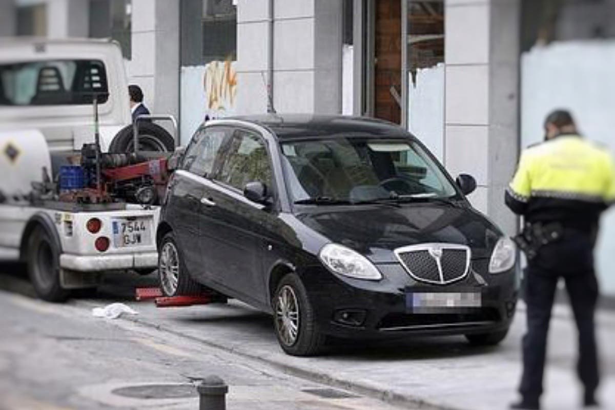 Guadalajara: Se atrinchera en su coche para que no se lo lleve la grúa