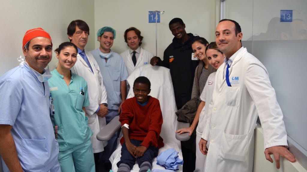 Jamlick Mwangi junto al equipo del Hospital de Torrejón. 