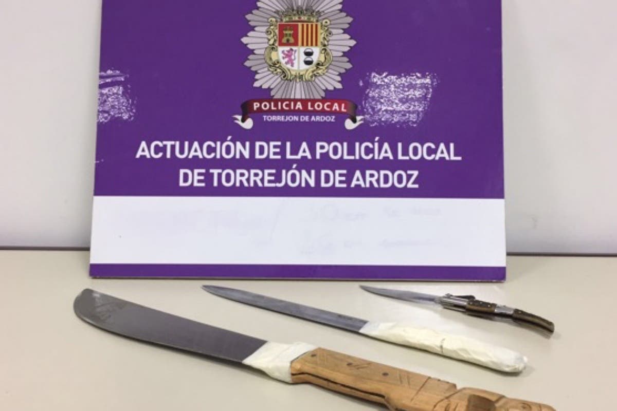 Detenido en Torrejón por amenazar con varios cuchillos a su pareja