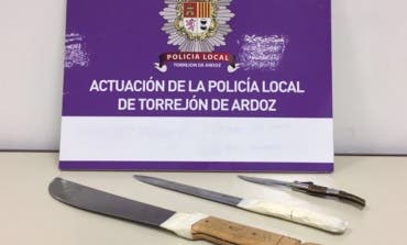 Detenido en Torrejón por amenazar con varios cuchillos a su pareja