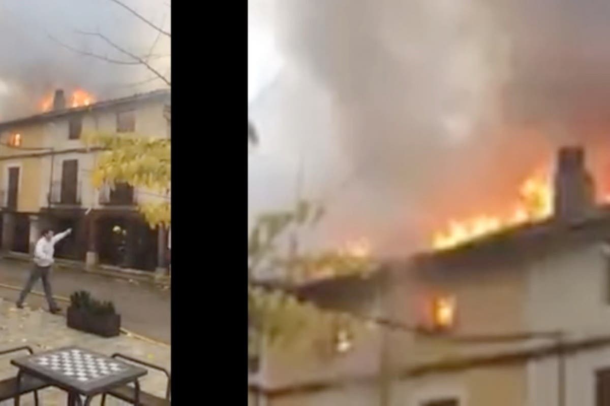 Imágenes del incendio en Tendilla (Guadalajara) en el que han ardido cuatro casas