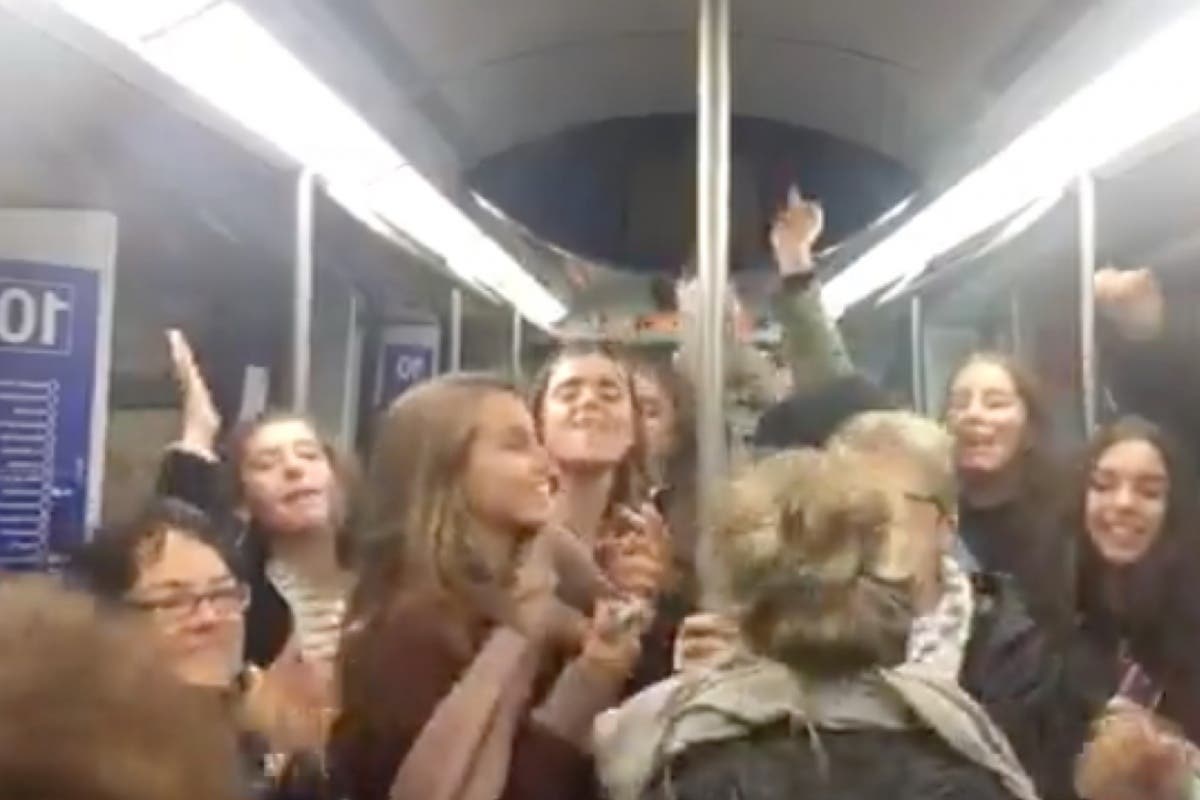 Un artista callejero pone a bailar a todo un vagón del Metro de Madrid