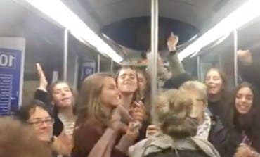 Un artista callejero pone a bailar a todo un vagón del Metro de Madrid
