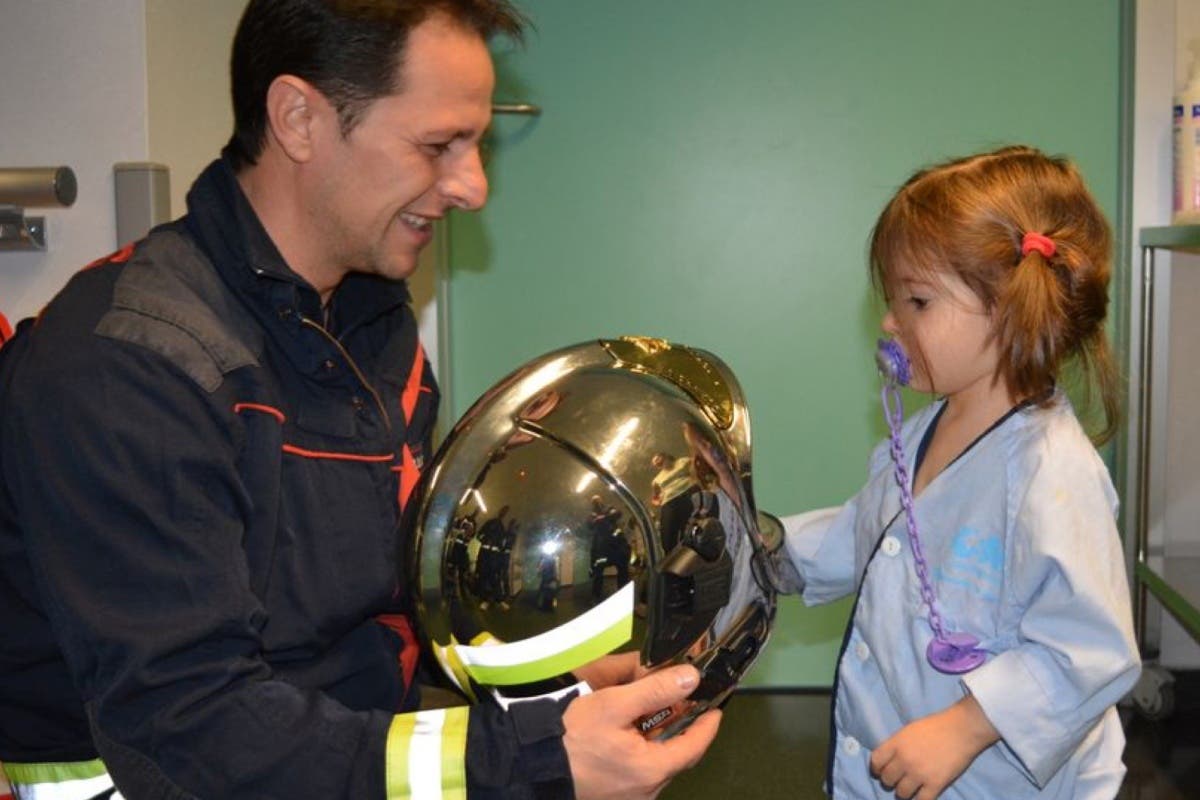 Los Bomberos visitan a los niños hospitalizados en Alcalá y Torrejón