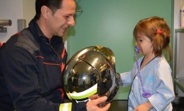 Los Bomberos visitan a los niños hospitalizados en Alcalá y Torrejón