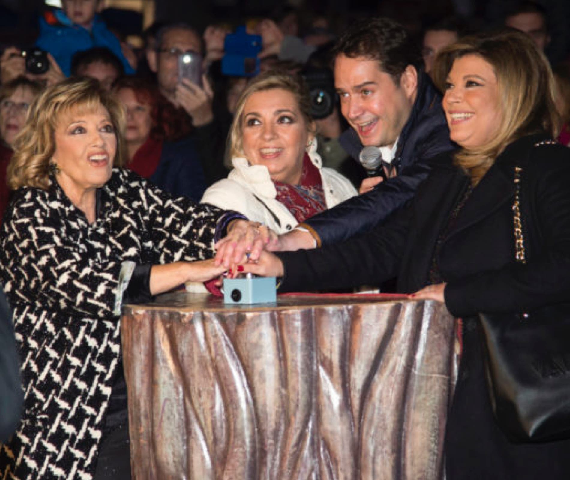 María Teresa junto asus hijas, Carmen y Terelu, en su paso por las Mágicas Navidades de Torrejón. 