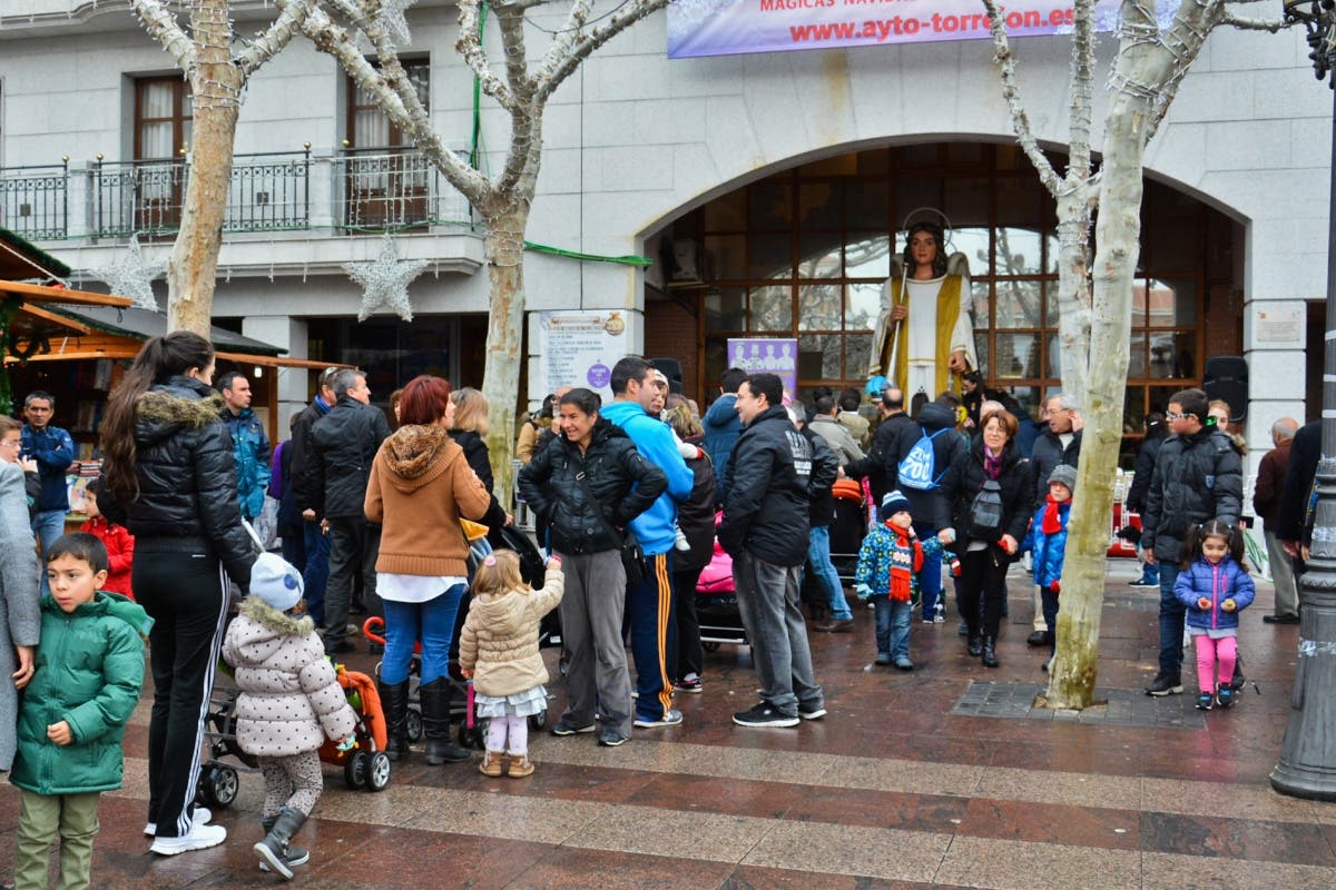 Gran recogida de chupetes en la Plaza Mayor de Torrejón