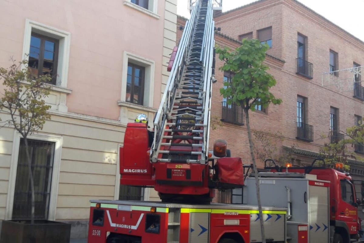 Se derrumba parte de la cornisa del Ayuntamiento de Alcalá