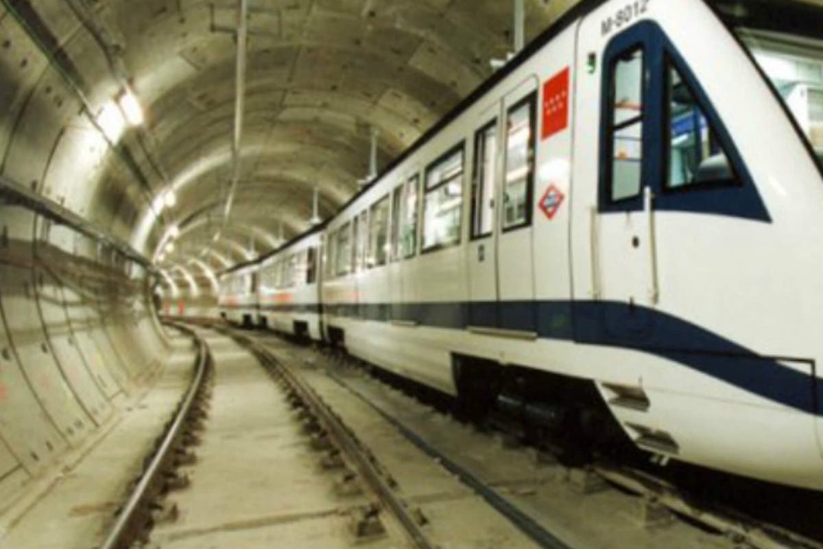 Un pilote cae sobre la catenaria del Metro y obliga a cortar la Línea 1