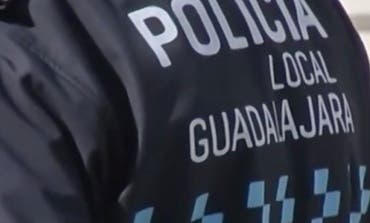 Un maltratador agrede brutalmente a dos policías de Guadalajara al ser detenido 