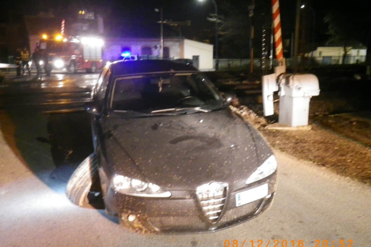 Un tren por poco se lleva por delante un coche atrapado en las vías de Sigüenza