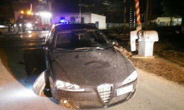 Un tren por poco se lleva por delante un coche atrapado en las vías de Sigüenza