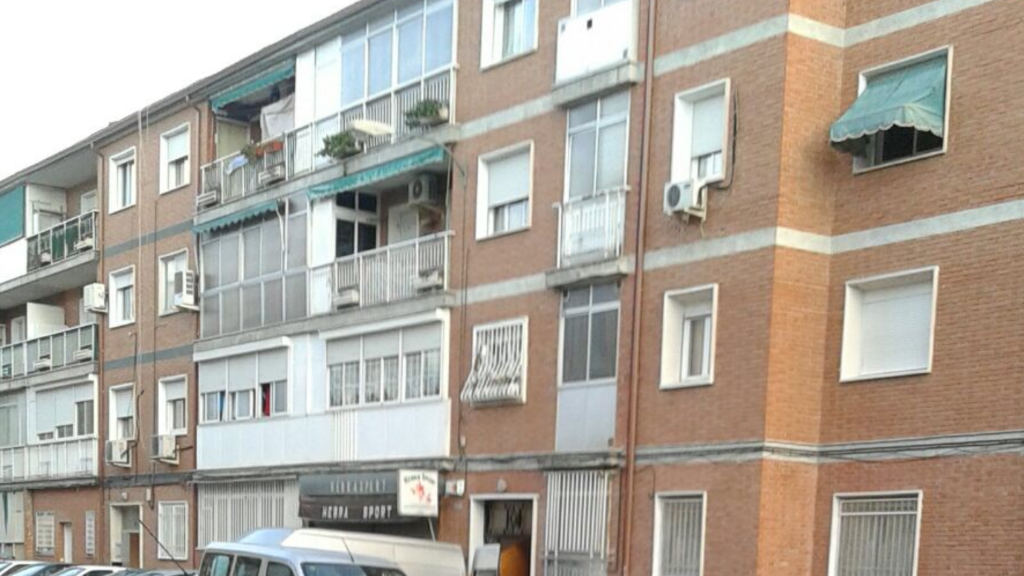 Remedios y Pedro viven en un bajo de la calle Vázquez Coronado en el barrio Reyes II de Alcalá de Henares.