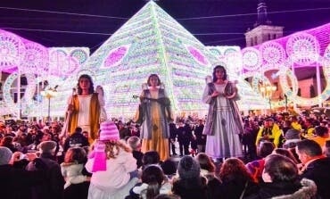 Último día para ver a los Ángeles Navideños Gigantes en la Plaza Mayor de Torrejón