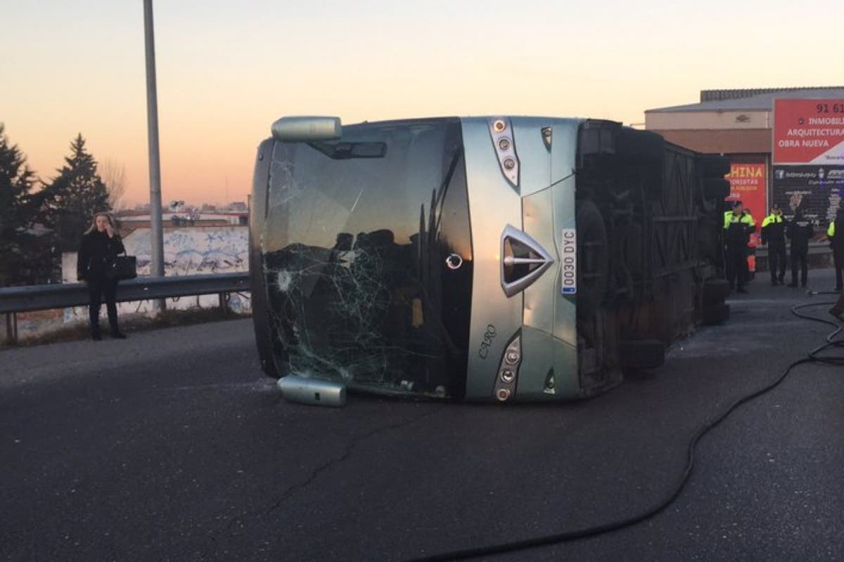 Varios heridos tras volcar un autobús escolar en Fuenlabrada