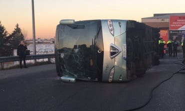 Varios heridos tras volcar un autobús escolar en Fuenlabrada