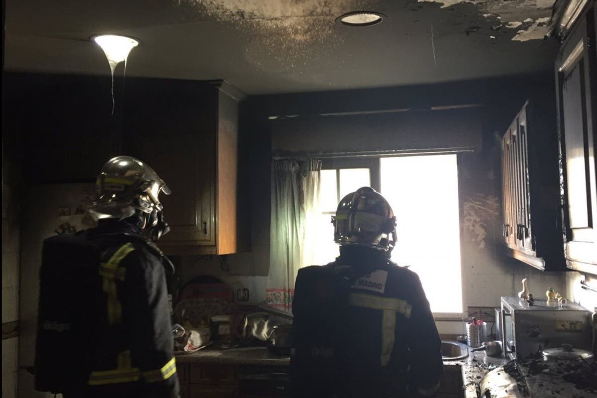 Tres intoxicados en el incendio de una vivienda en Coslada