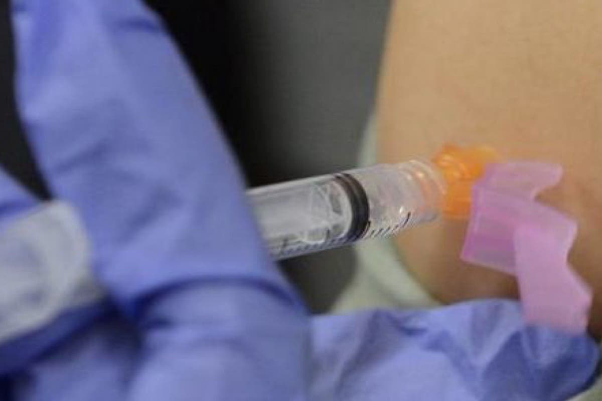 Madrid anima a vacunarse este año contra la gripe por el coronavirus