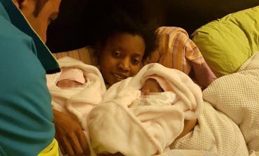 Una mujer da a luz a gemelas en su casa en Madrid