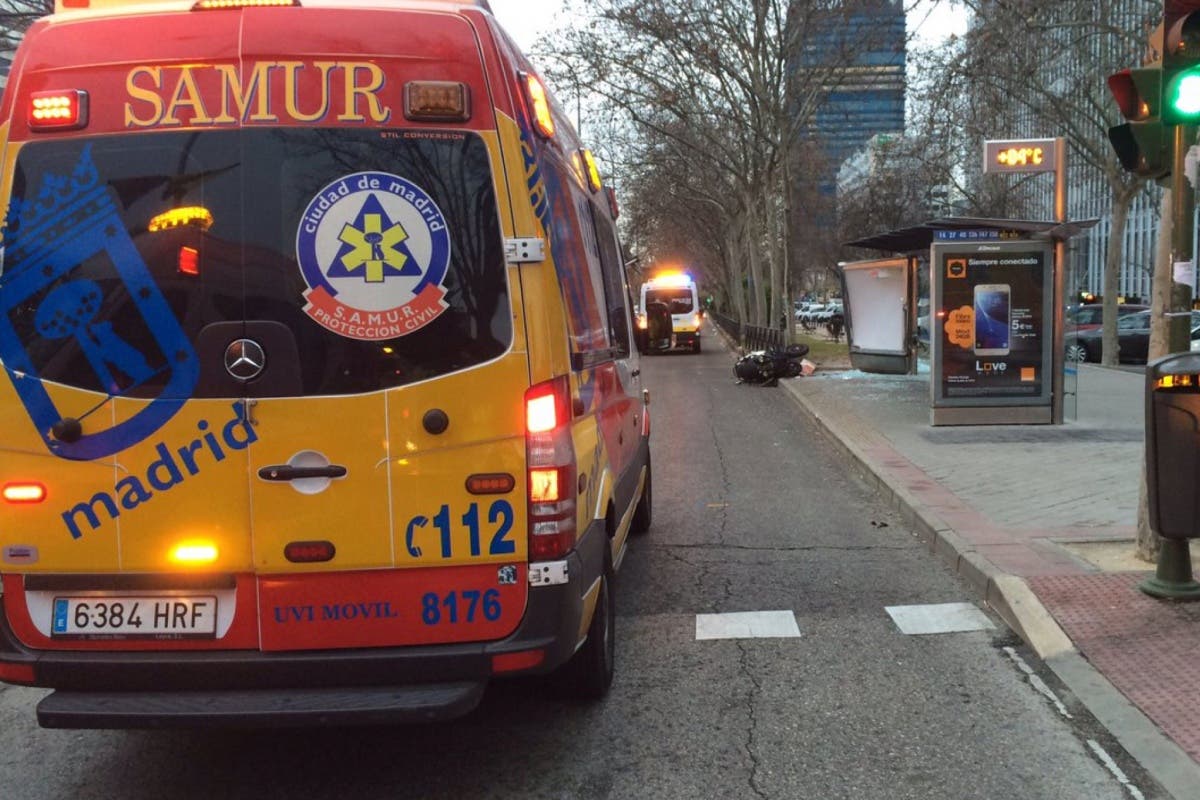 Cuatro heridos al estrellarse una moto contra una marquesina en Madrid