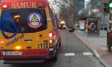 Cuatro heridos al estrellarse una moto contra una marquesina en Madrid