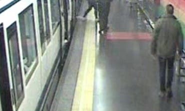 Un policía fuera de servicio salta a las vías del Metro para socorrer a un hombre