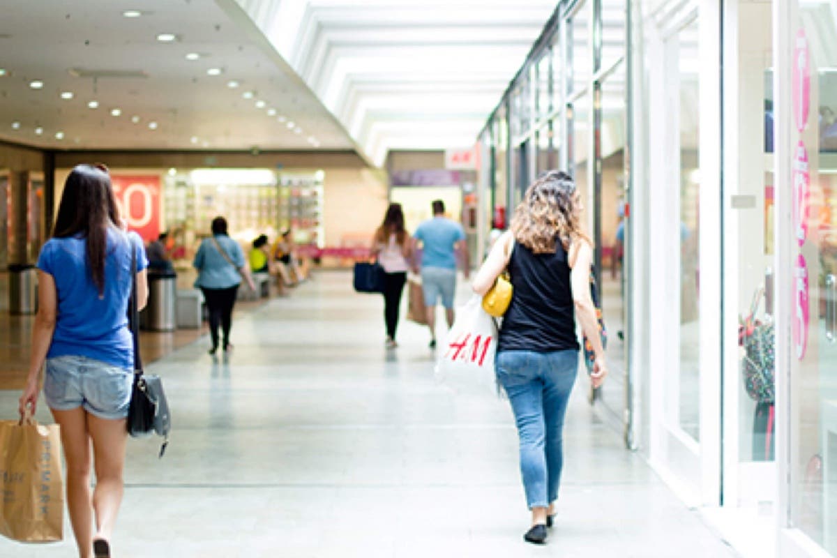 Primer sábado de rebajas, día de afluencia masiva en centros comerciales