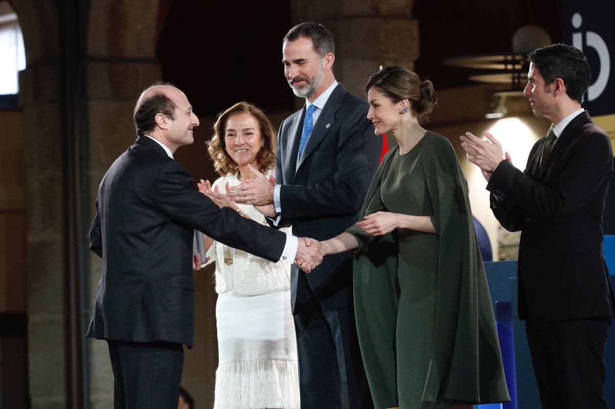 Los Reyes en Alcalá: El mensaje y la afonía del Rey y el estilismo de la Reina