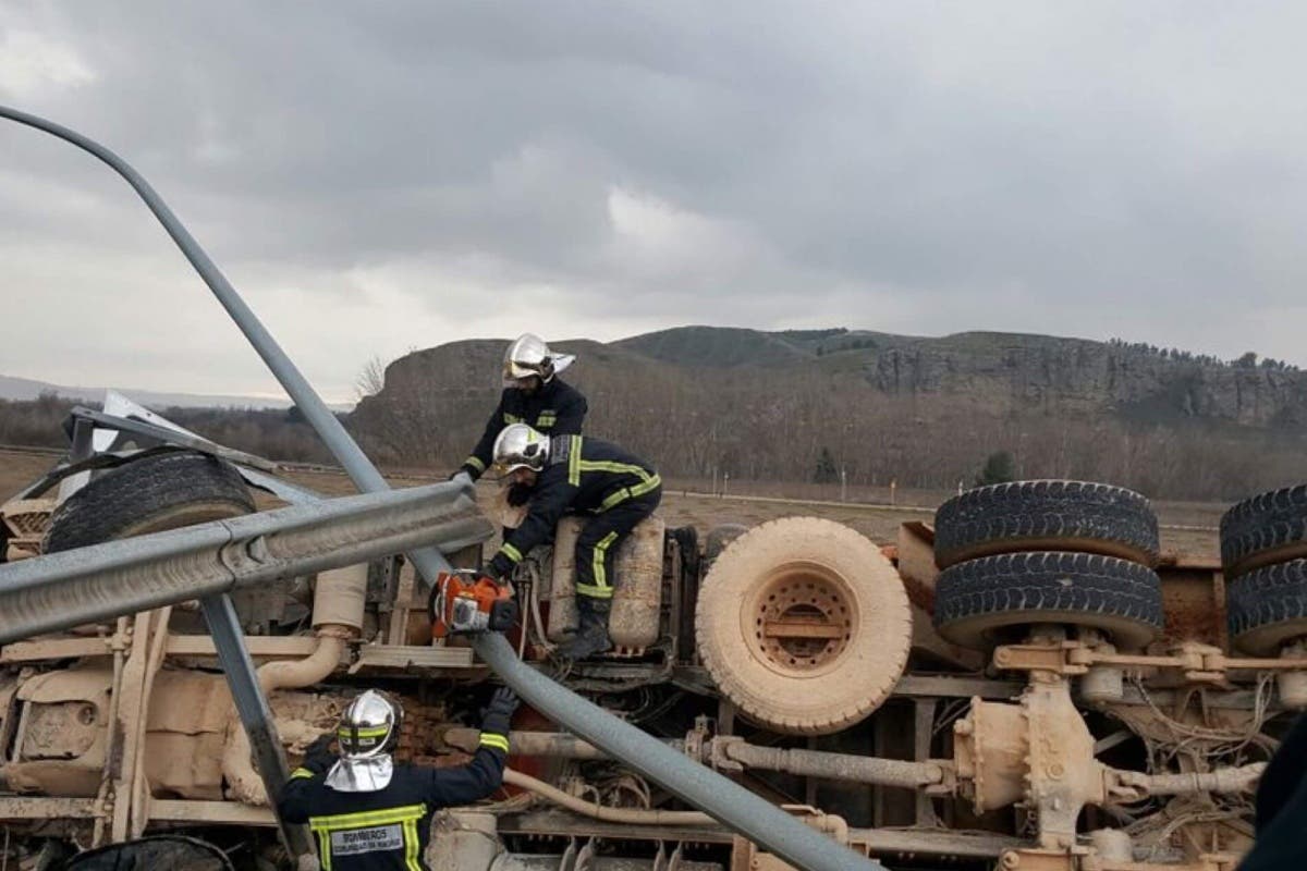 Sale ileso tras volcar su camión en la A-3, Rivas