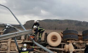 Sale ileso tras volcar su camión en la A-3, Rivas