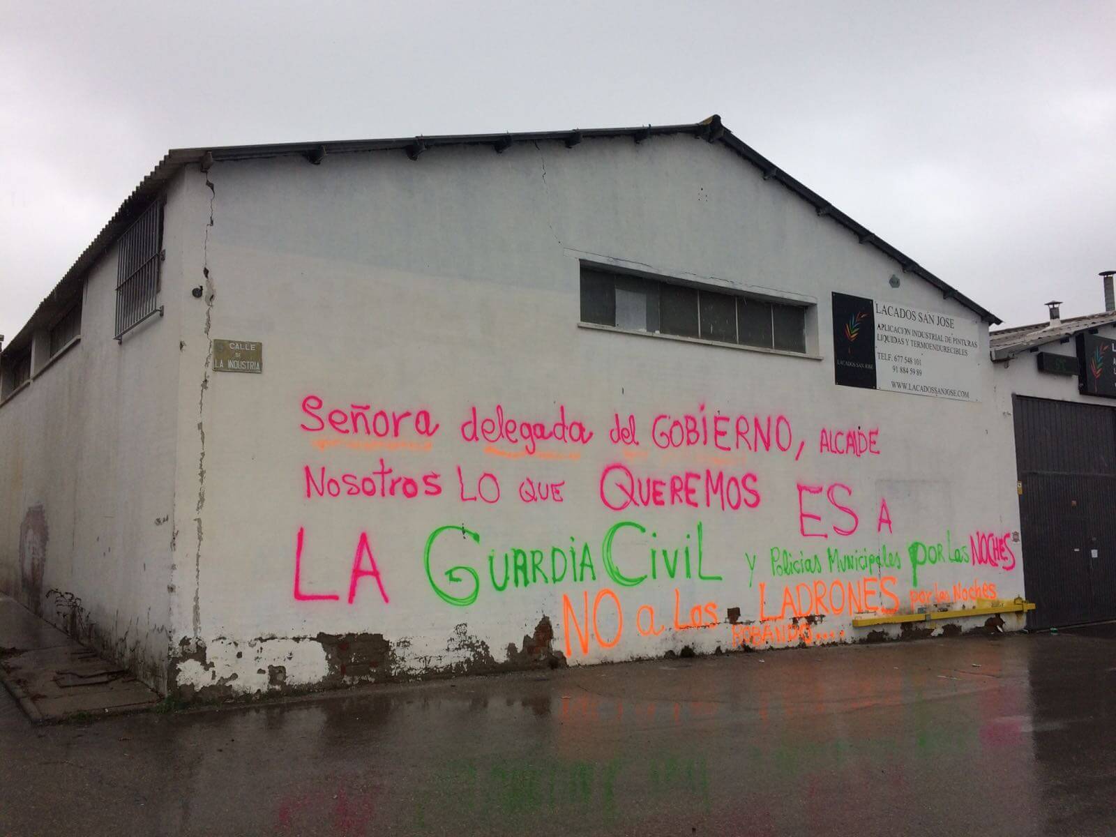 Pintadas en las fachadas del polígono de Ajalvir contra la oleada de robos (MiraCorredor.tv).