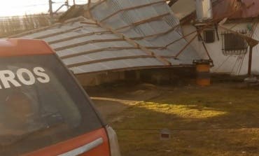 Tres personas atrapadas tras desplomarse un techo de uralita en un pueblo de Guadalajara