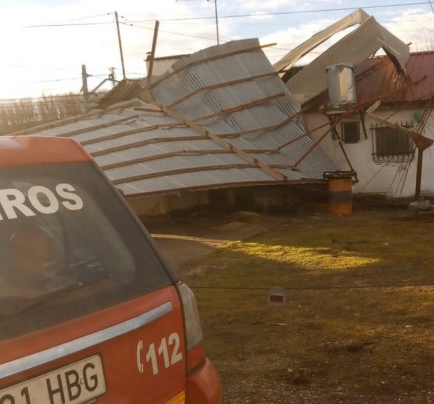 Tres personas atrapadas tras desplomarse un techo de uralita en un pueblo de Guadalajara