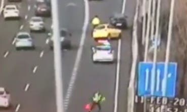 Un guardia civil se salva por los pelos de ser arrollado por un coche en Madrid